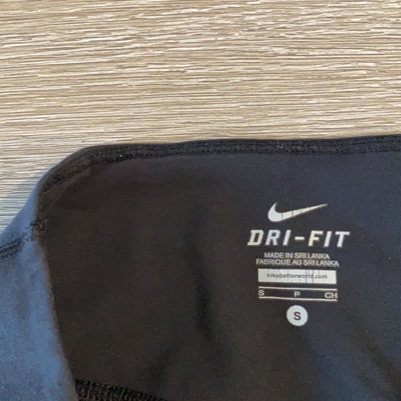 Nike Mid-rise Cropped Capri Legging - Picture 3 of 3